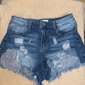 Super ripped super cute shows pockets  jean shorts size 9